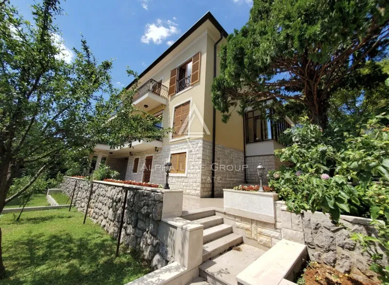 VOLOSKO – Luksuzna kuća s prostranom okućnicom, wellness sadržajima i pogledom na more