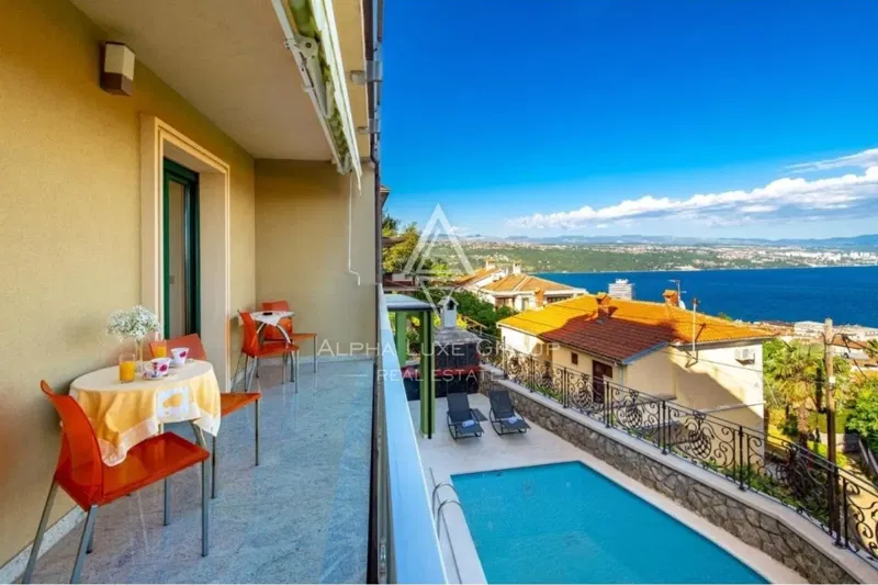 OPATIJA – Prostrana kuća s tri stana, bazenom i panoramskim pogledom na more