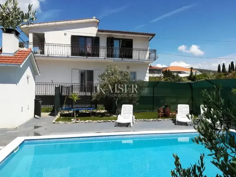 Trogir - kuća 300 m2 sa tri apartmana i bazenom na 1055 m2 terena nadomak centra Trogira