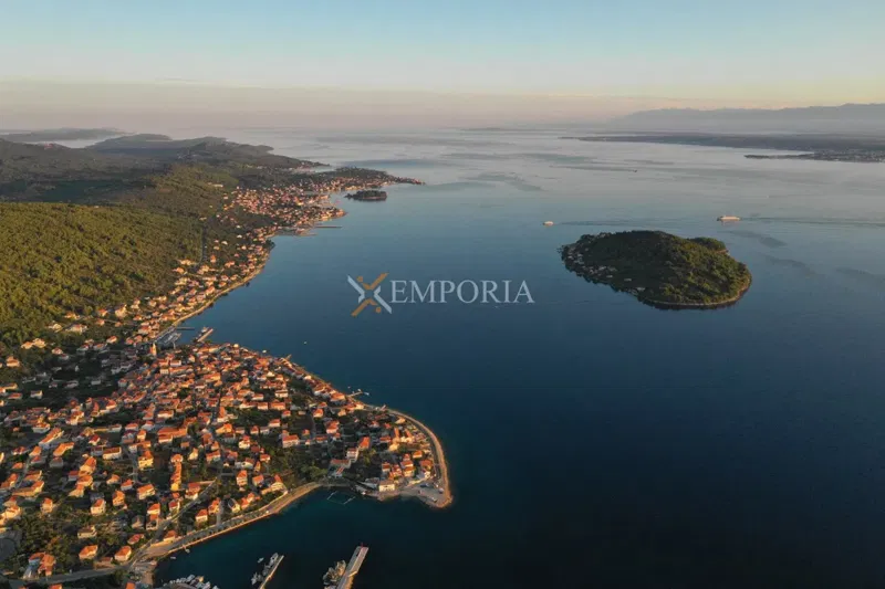 Kali – građevinsko zemljište 807 m², 50 m od mora