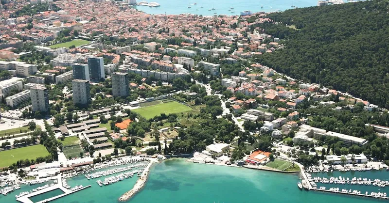 Split, Spinut - trosoban stan 74 m2 s 2 lođe na mirnoj lokaciji, lift