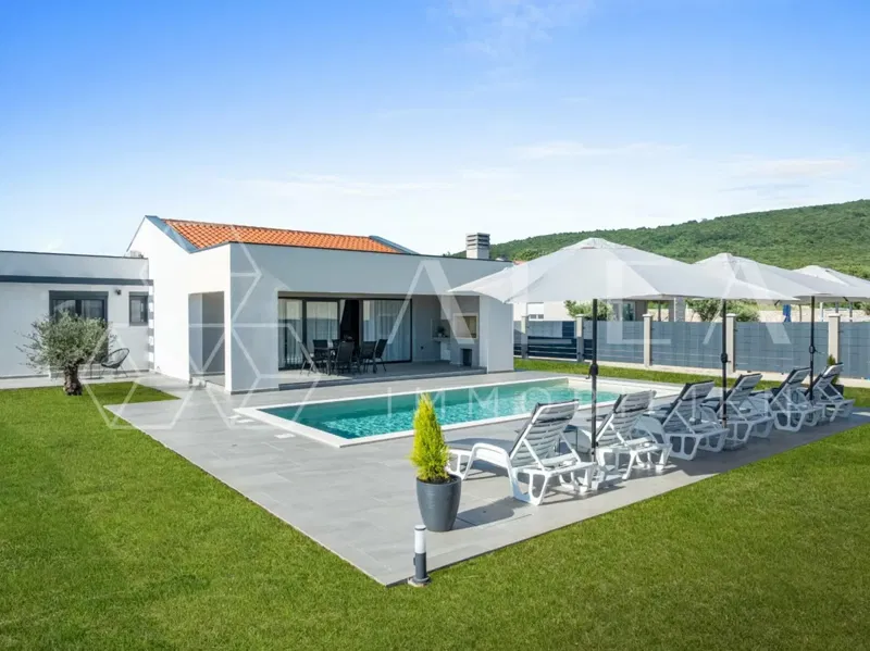 MODERNES EBENERDIGES HAUS MIT POOL UND ETABLIERTEM VERMIETUNGSGESCHÄFT – RUHIGE LAGE IN MEERNÄHE