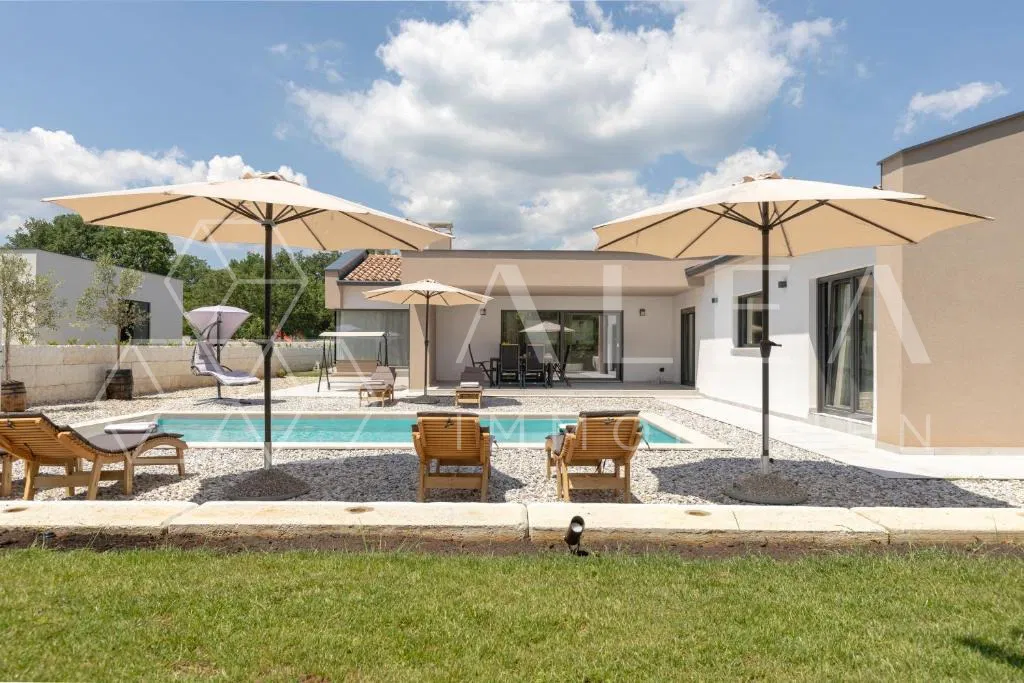 LUKSUZNA VILA S BAZENOM I 1.000 m² OKUĆNICE – SAMO 4 KM OD LABINA