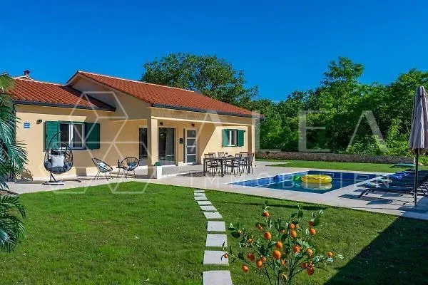 NUR BEI UNSERER AGENTUR! MODERNER BUNGALOW MIT POOL, NUR 3 KM VOM ZENTRUM VON LABIN ENTFERNT