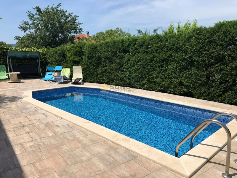 Pinezići – Wohnung mit Studio und Gemeinschaftspool