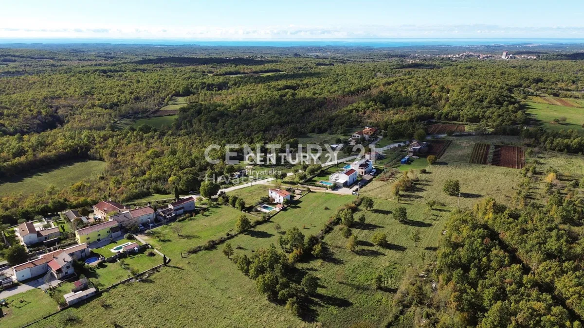 POREČ, VIŠNJAN, GRAĐEVINSKO + POLJOPRIVREDNO ZEMLJIŠTE NA MIRNOJ LOKACIJI