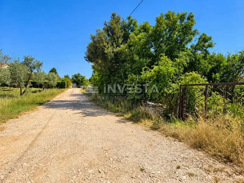 Gallesano, terreno di 1.700 m², situato lungo la strada.