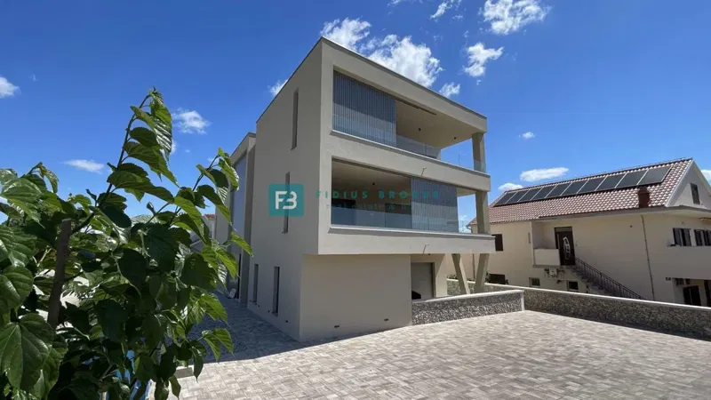 VODICE, novo, penthouse 130 m², pogled na grad i more + terasa 38,44 m², lift, 2 parkinga