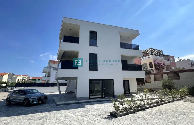 VODICE, novo, useljivo, 2.562 €/m2, prizemlje, vrt 123 m2, mirna lokacija