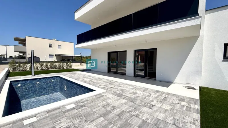 VODICE, novo, dvojna kuća, bazen, garaža, vrt, 4 spavaće sobe, ostava