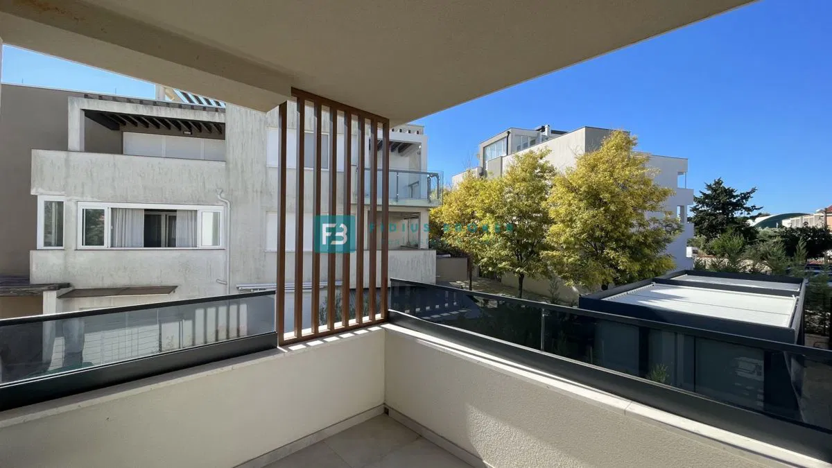 VODICE, novo, moderno namješten stan, 1. kat, širi centar, 2 spavaće sobe