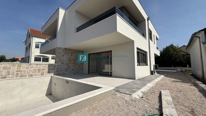 VODICE, novogradnja, dvojna kuća, bazen, dvorište, 2 parkinga