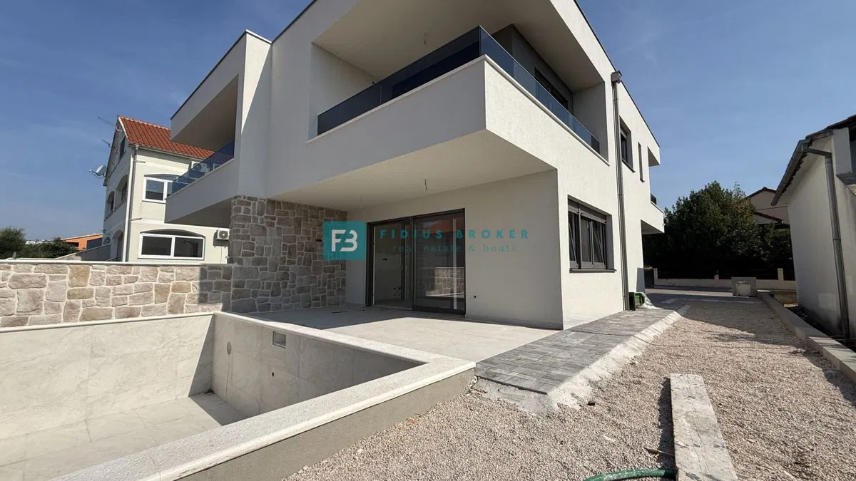 VODICE, novogradnja, dvojna kuća, bazen, dvorište, 2 parkinga