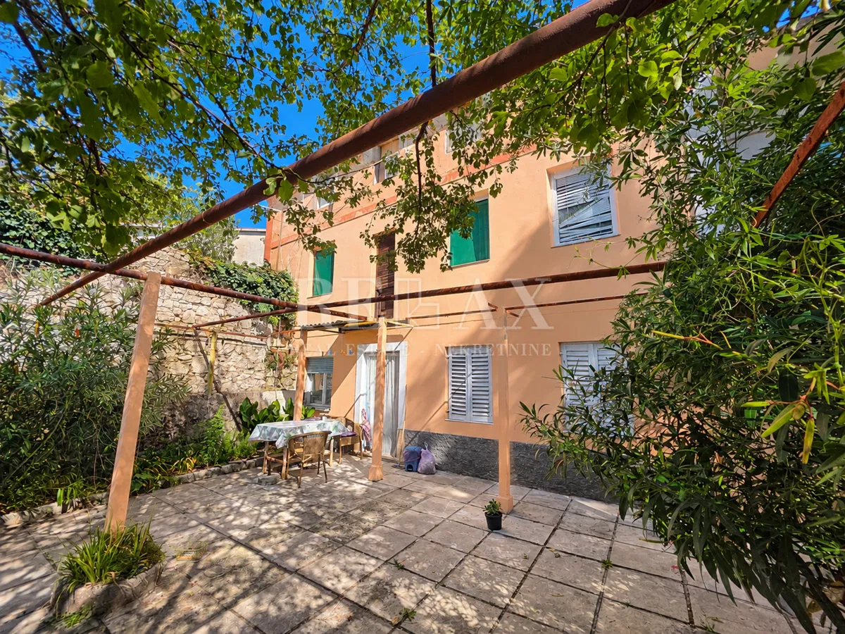 Grižane – casa con due unità abitative e un fabbricato accessorio