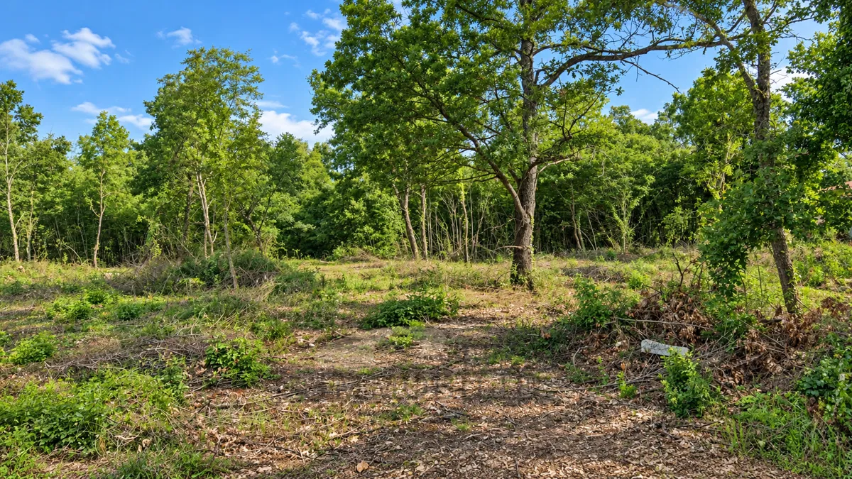 Građevinsko zemljište 800 m² s kompletnom infrastrukturom – 6 km od mora