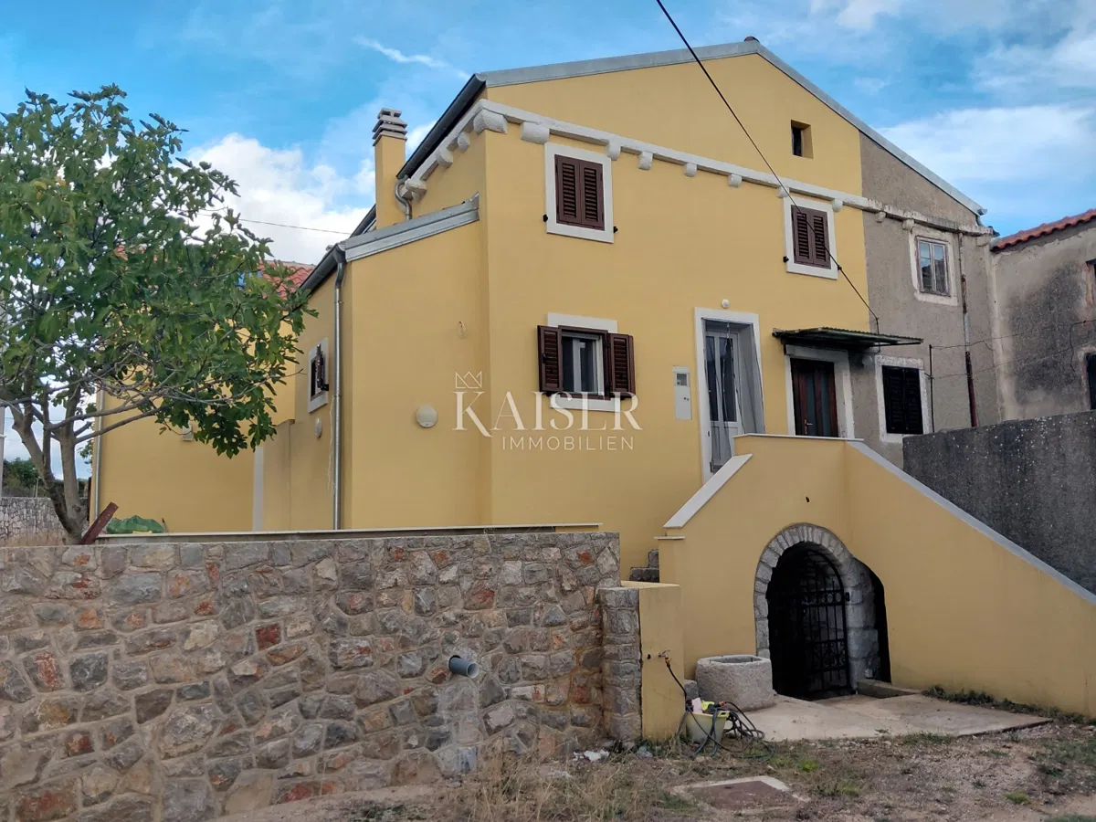 Ostrov Cres, Stivan, zrekonštruovaný kamenný dom 150 m² s veľkou záhradou