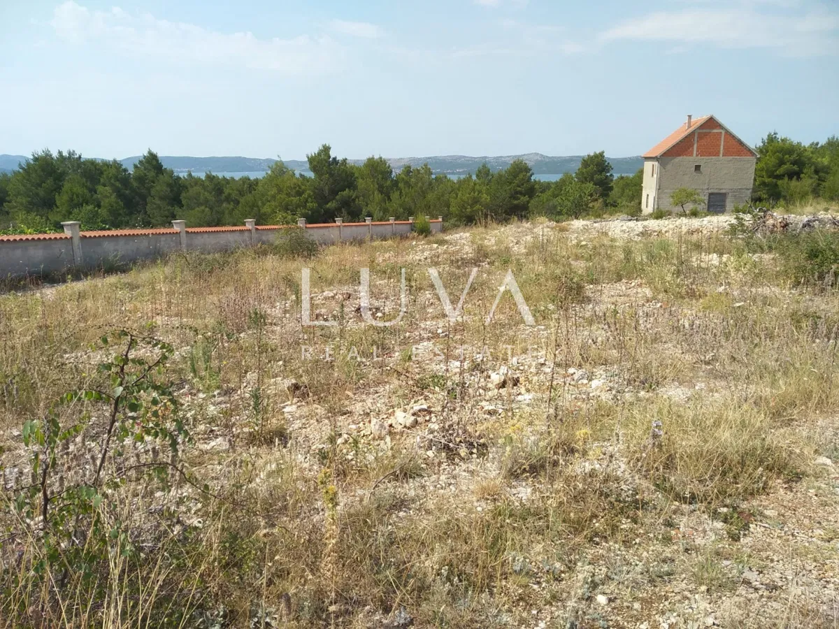 Gračac, Skradin, građ. zemljište od 2000m2 blizu mora na prodaju