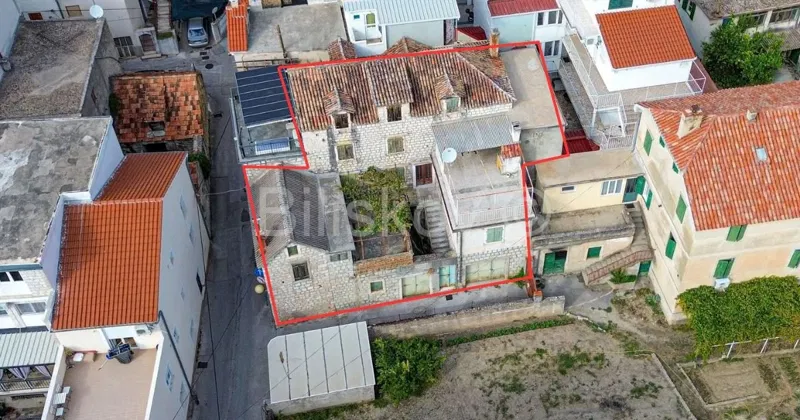 Prodaja,kamena kuća u centru Kaštel Lukšića