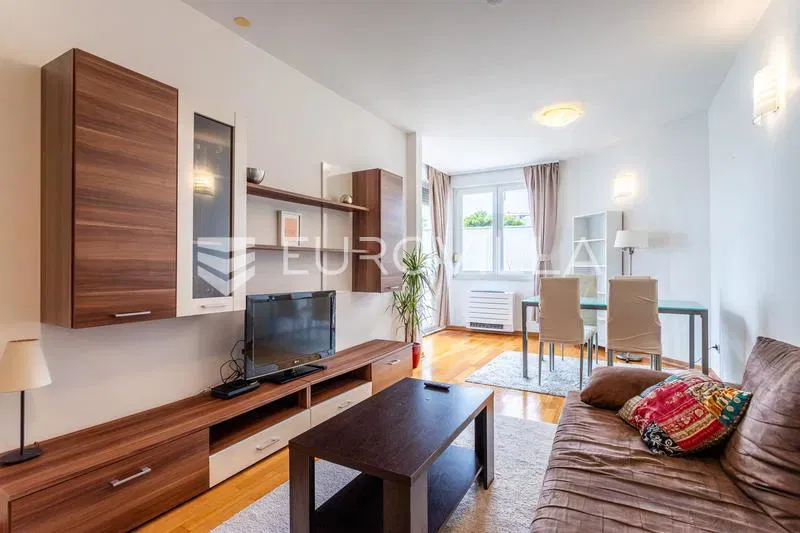 Split, Zenta, jednosoban apartman s vrtom, blizu plaže, EKSKLUZIVNO