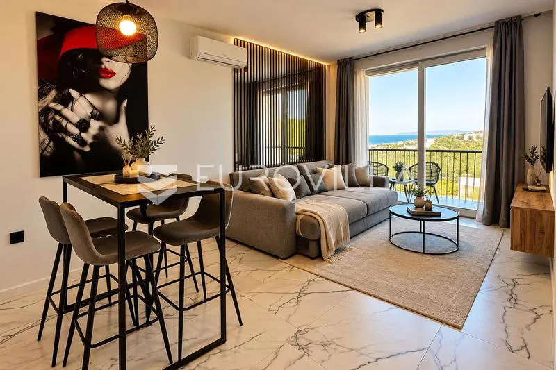 Crikvenica, kuća s 4 apartmana, bazenom i pogledom na more, 212 m²