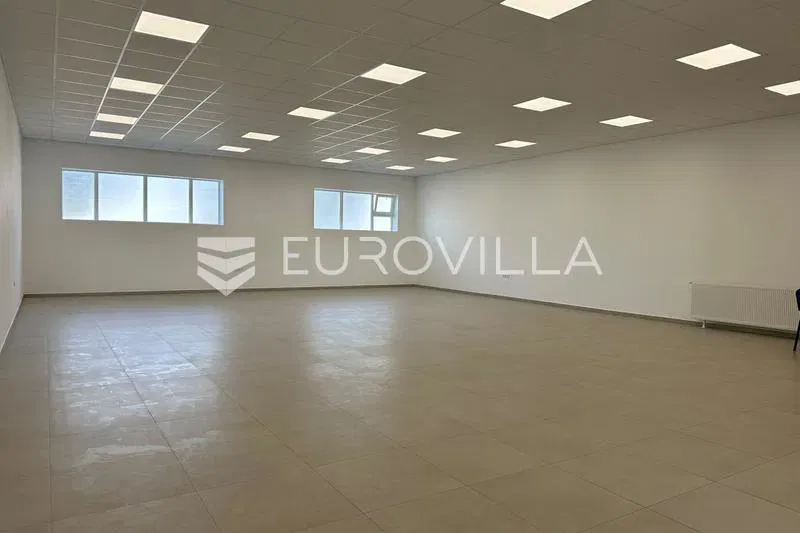 Požega, novouređeni poslovni prostor 150 m² s parkingom