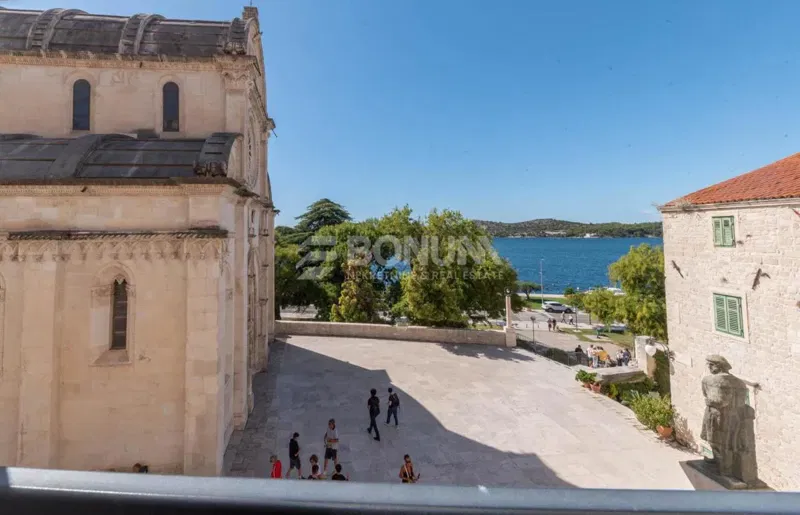 Šibenik - edinstveno stanovanje v zgodovinski palači v središču mesta