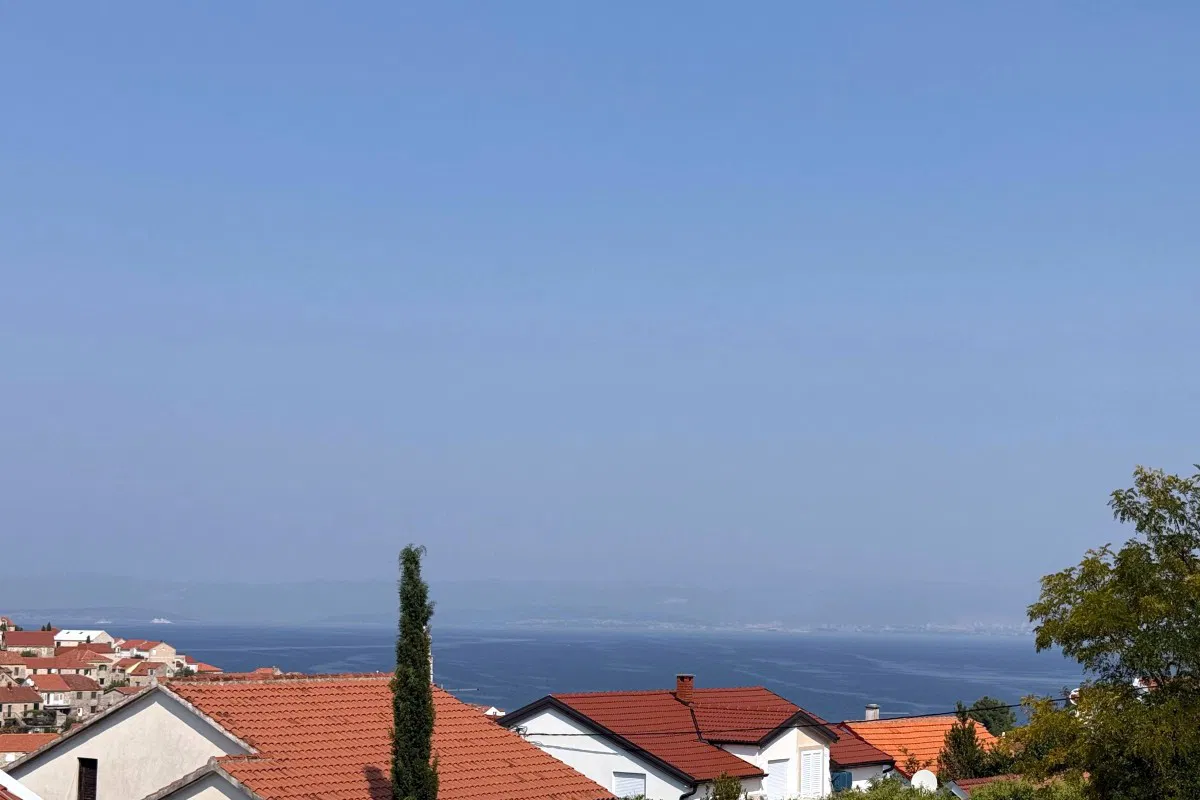 Stan s prostranom okućnicom i pogledom na more
