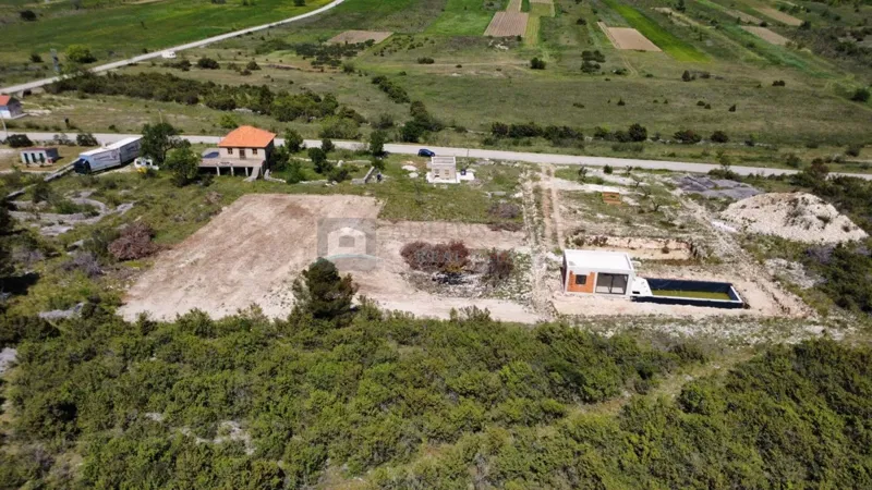 GRAĐEVINSKO ZEMLJIŠTE 1.000 m² – DANILO, ŠIBENIK