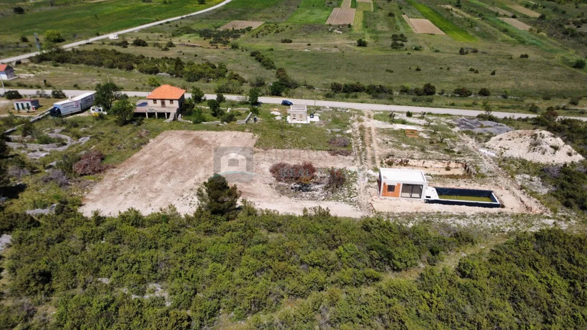 GRAĐEVINSKO ZEMLJIŠTE 1.000 m² – DANILO, ŠIBENIK