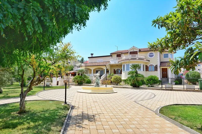 Luksuzna vila u Vodicama – 355 m² bruto površine, bazen i pogled na more