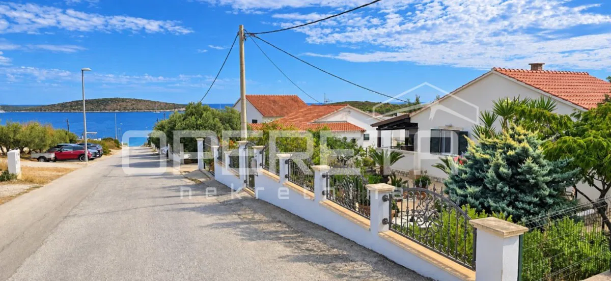 ŠARMANTNA KUĆA S DVA STANA, VELIKIM TERASAMA I MEDITERANSKIM VRTOM – RUKAVAC, OTOK VIS