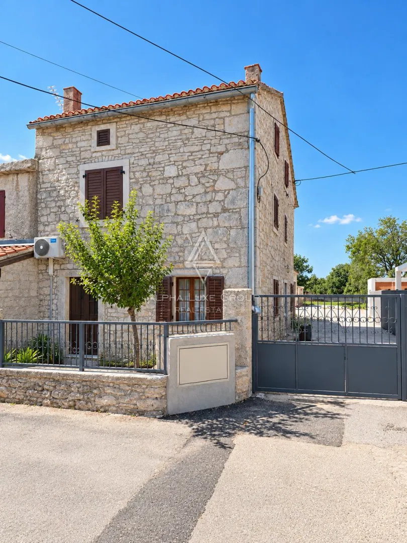 Istria, Sveti Lovreč : Kamenný dom so stavebným pozemkom