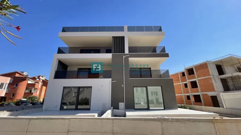 VODICE - SRIMA, novogradnja, top lokacija, 80 m od mora, prizemlje, vrt 21 m2