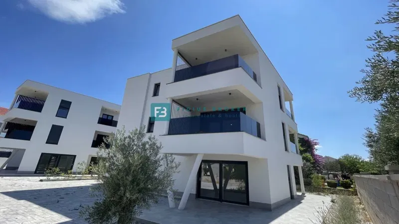 VODICE, novo, useljivo , prizemlje, vrt 128 m2, 2 parkinga