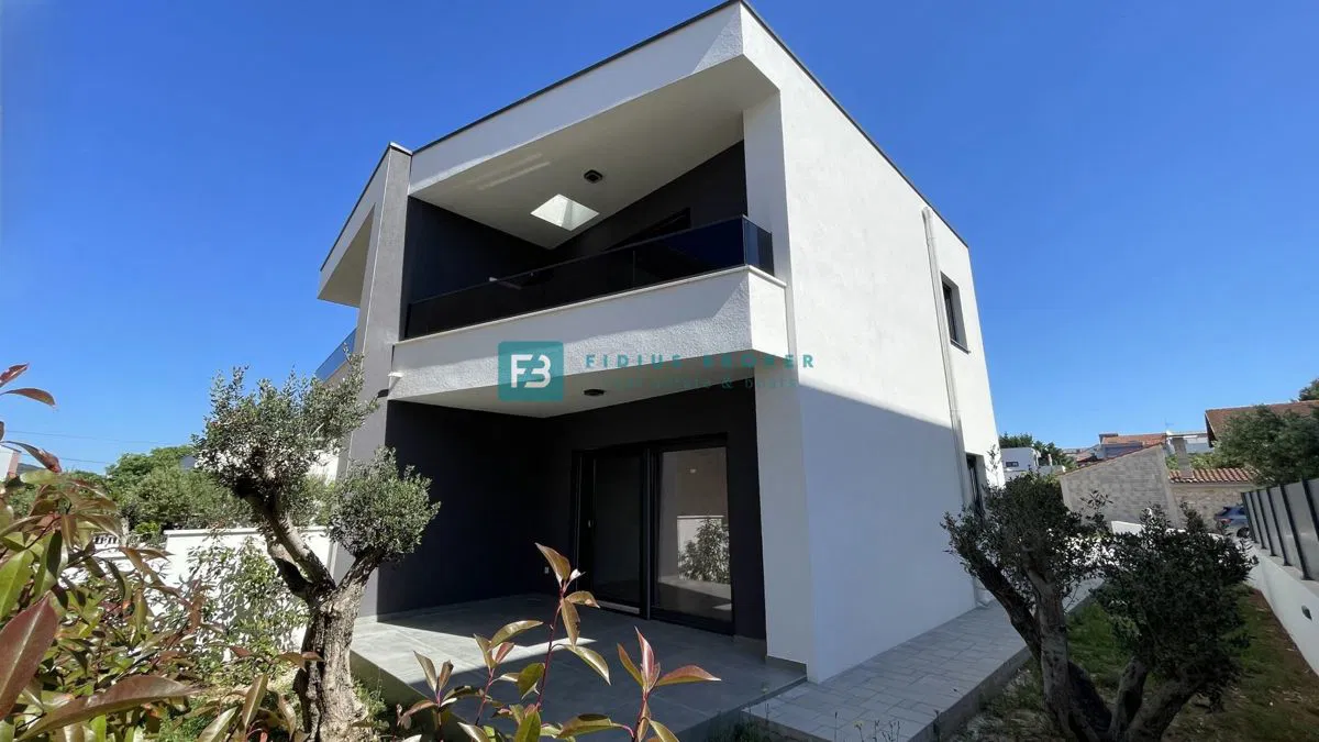 VODICE, novogradnja, dvojček, 650 m od morja, vrt 120 m2, S2