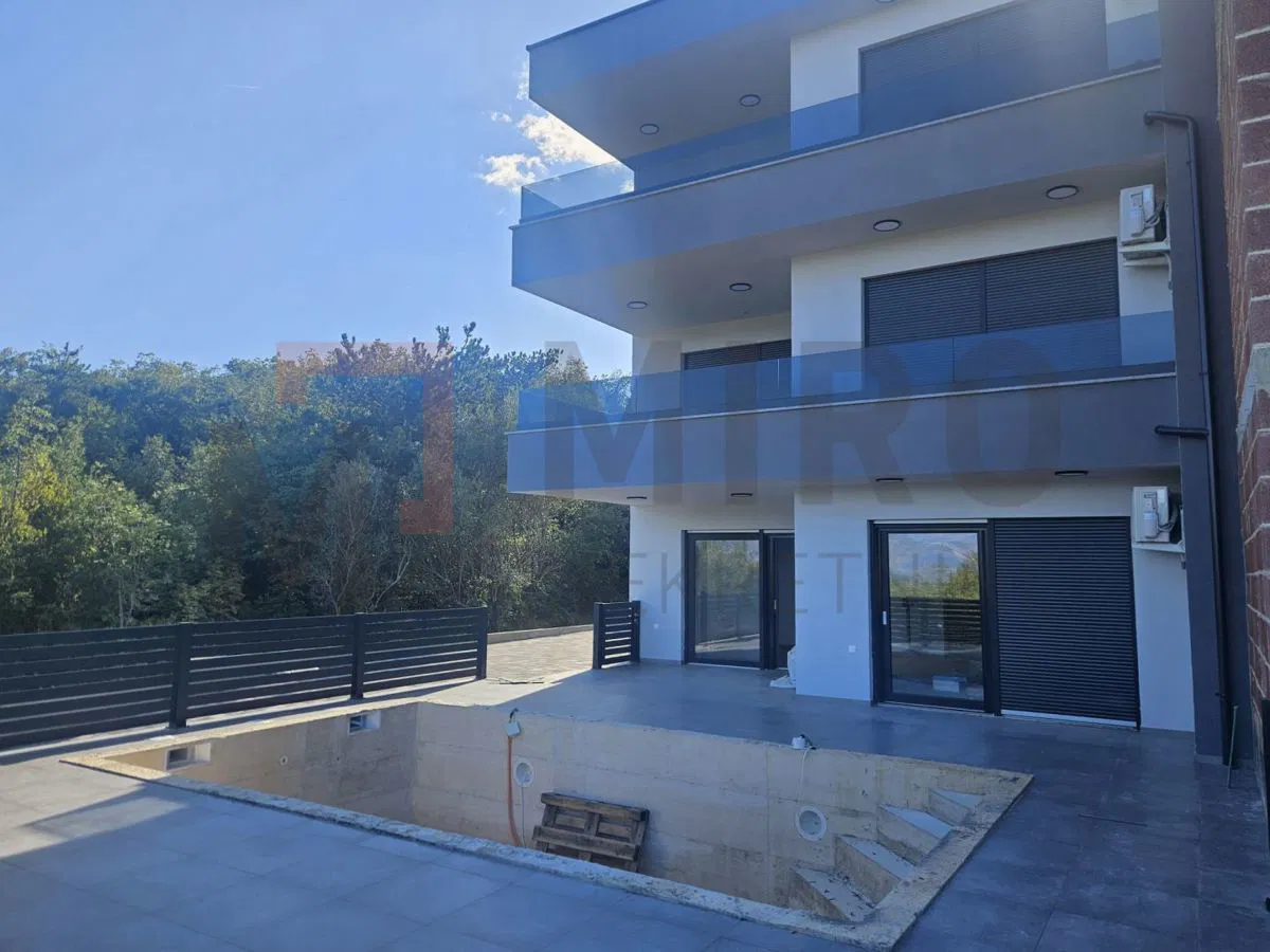 Vrbnik, apartman u prizemlju s bazenom i okućnicom PRILIKA