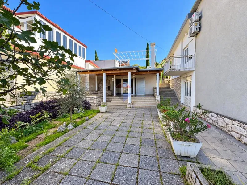 Crikvenica, Dramalj- stan 100m od mora sa okućnicom