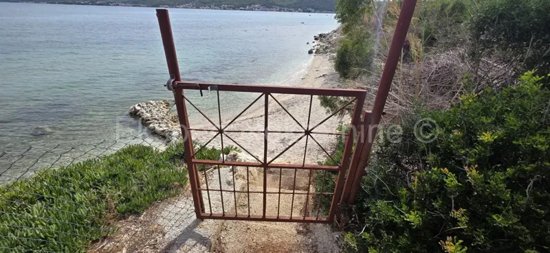 K.Štafilić,Divulje,Katnica na parceli od 1729 m2,prvi red do mora !!!