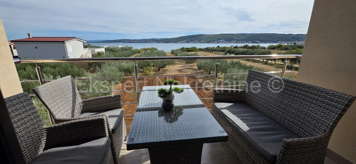 Trogir, Divulje, ground floor 161m2 with garden 485m2, 700m from the sea