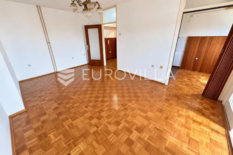 Rijeka, classic three-room apartment, 63 m², sea and Učka views – 2