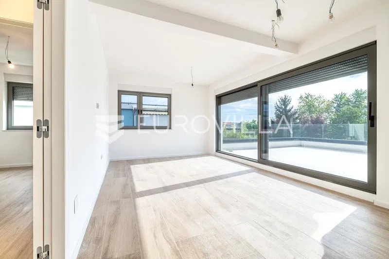Samobor, centar, novogradnja, uredski prostor s velikom terasom i dva parkirna mjesta, 67,13 m²