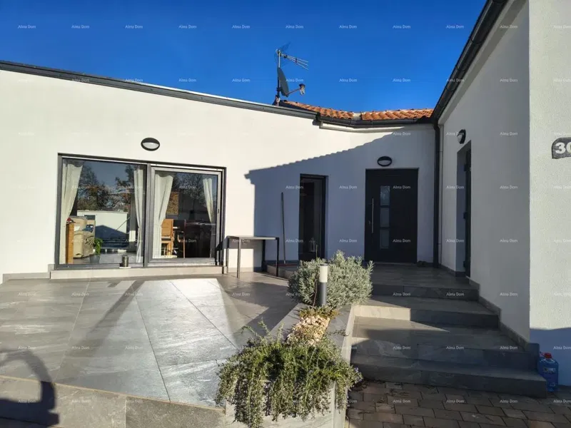 Samostojeća prizemnica s bazenom! Sa velikom okućnicom od 2000 M2.