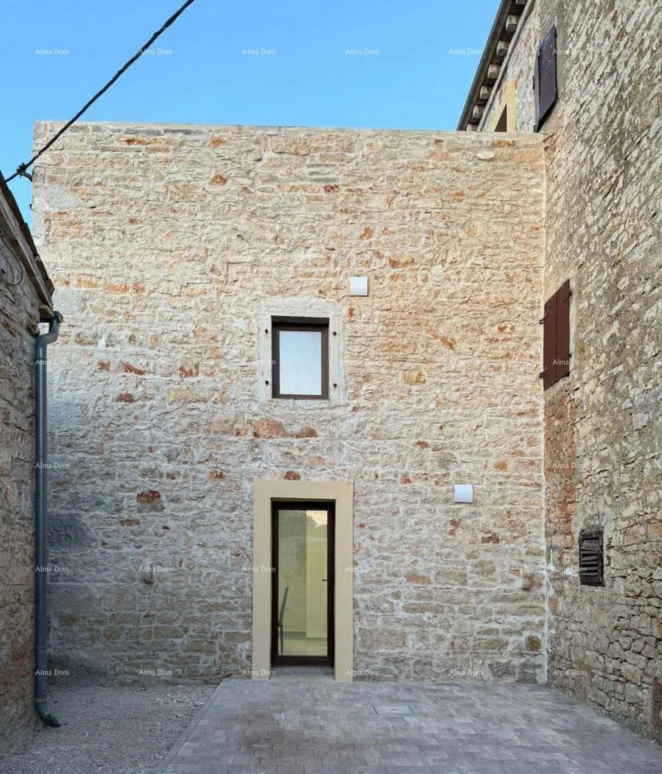POREČ, Ristrutturata casa in pietra con vista mare