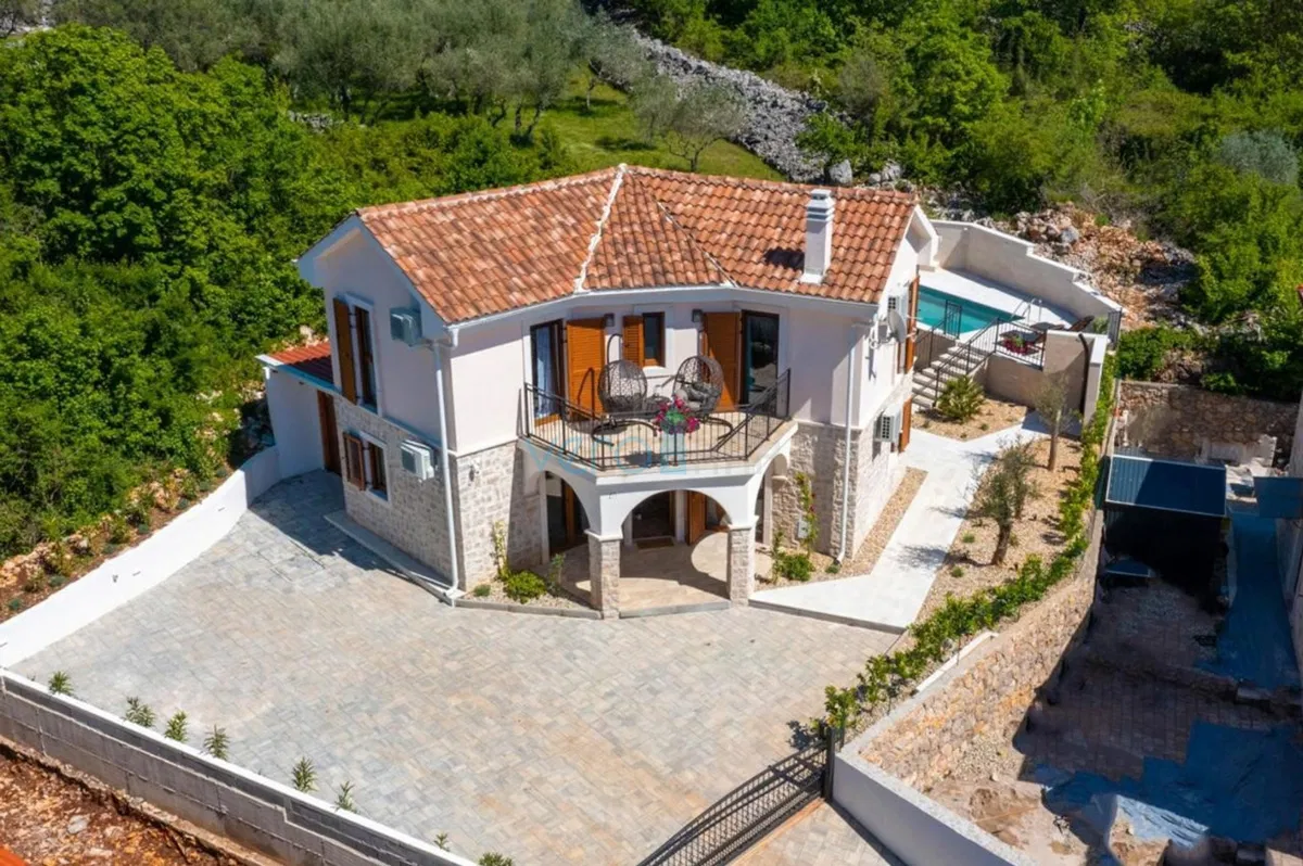 Otok Krk, Malinska, okolica, Samostojeća kuća sa grijanim bazenom i pogledom, prodaja