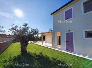 Prodaje se samostojeća kuća s bazenom, Marčana.