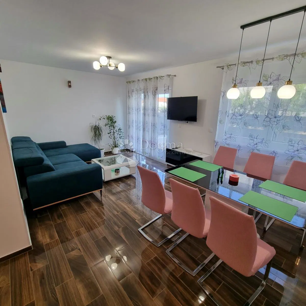 TROGIR - ZWEIZIMMERWOHNUNG + 2 Parkplätze
