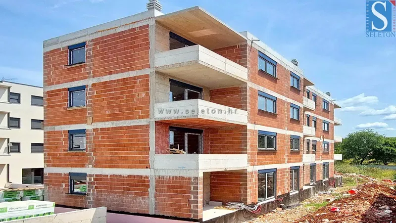 Istra, Poreč okolica, novi stan od 86 m2 s vrtom, 2 parkinga, BAZEN