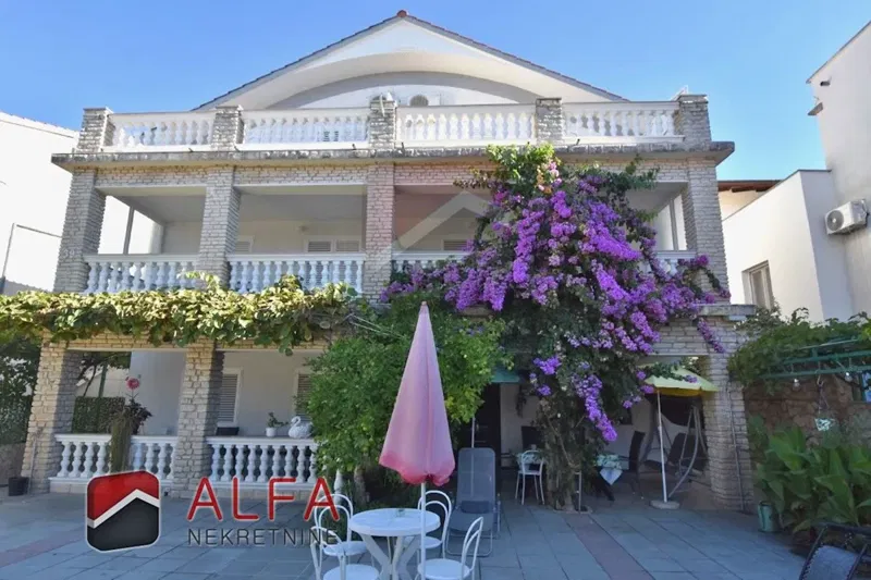 Chorwacja, Vodice – na sprzedaż dom z 11 apartamentami, blisko morza
