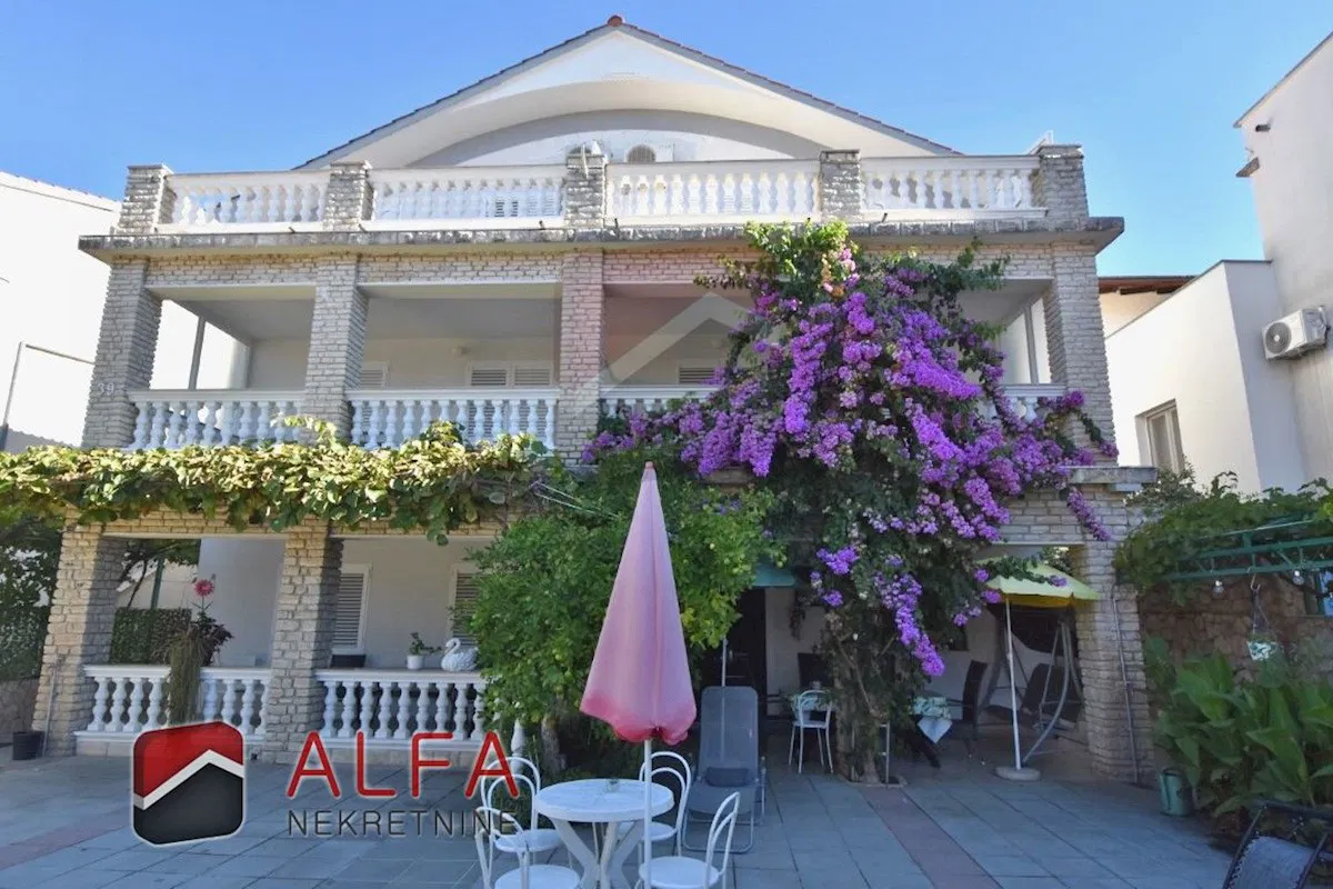 Chorwacja, Vodice – na sprzedaż dom z 11 apartamentami, blisko morza