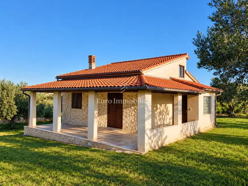 Samostojeća kuća s velikom okućnicom - Šijana